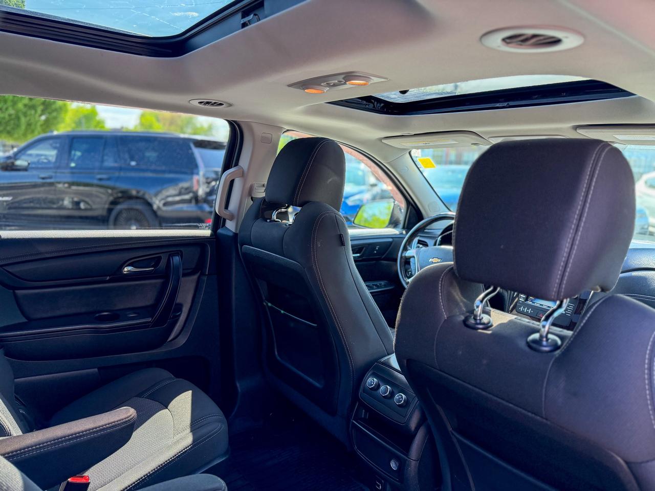 2017 Chevrolet Traverse 1LT/AWD/7 PASS/REMOTE/CAMERA/ROOF/CAPTAIN CHAIRS Photo