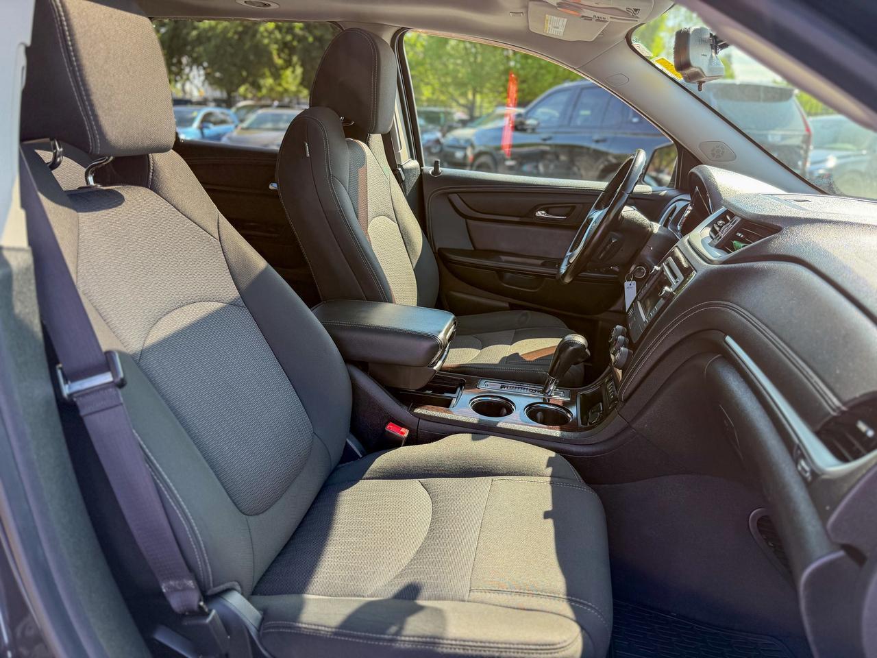 2017 Chevrolet Traverse 1LT/AWD/7 PASS/REMOTE/CAMERA/ROOF/CAPTAIN CHAIRS Photo