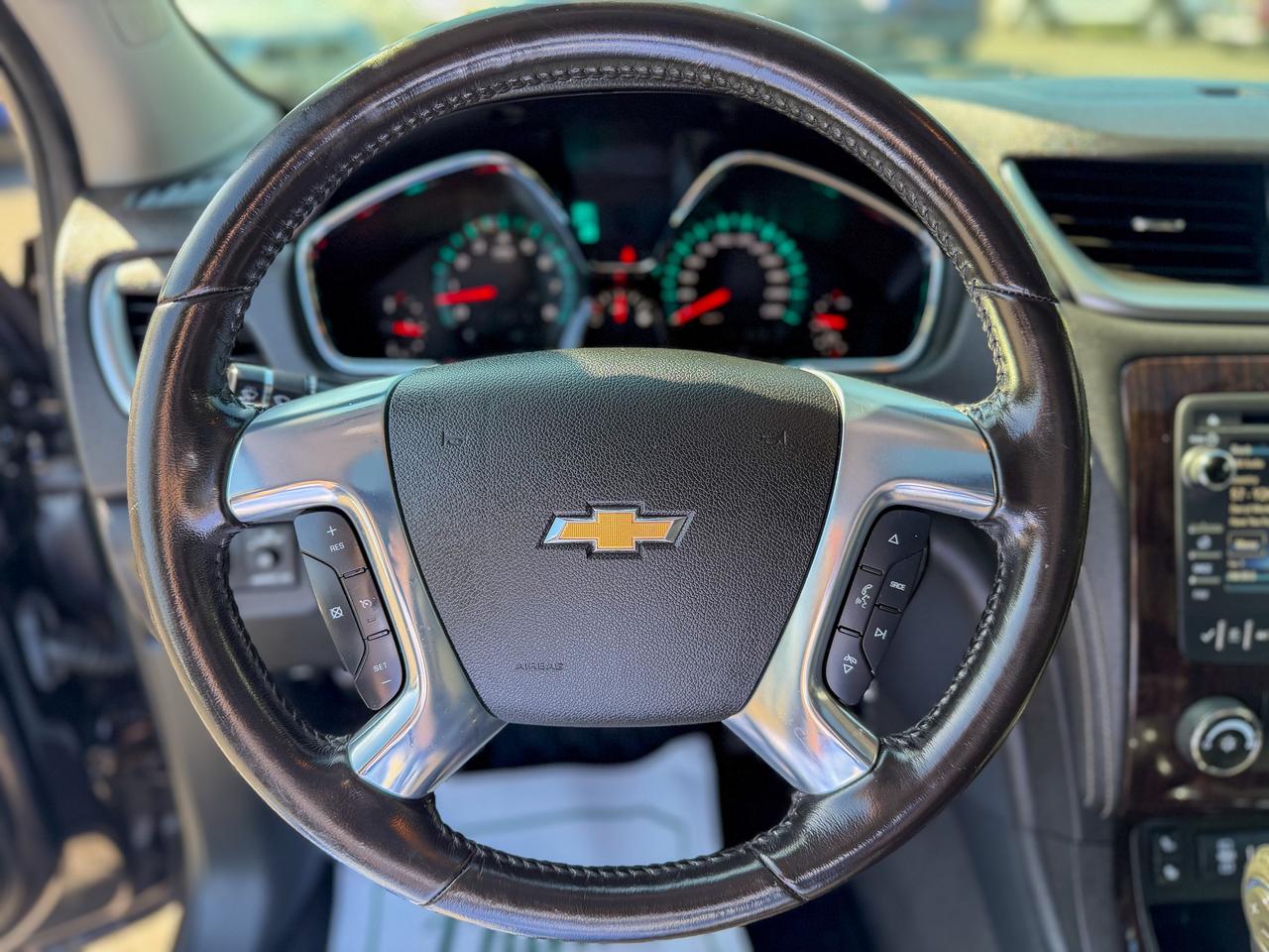 2017 Chevrolet Traverse 1LT/AWD/7 PASS/REMOTE/CAMERA/ROOF/CAPTAIN CHAIRS Photo