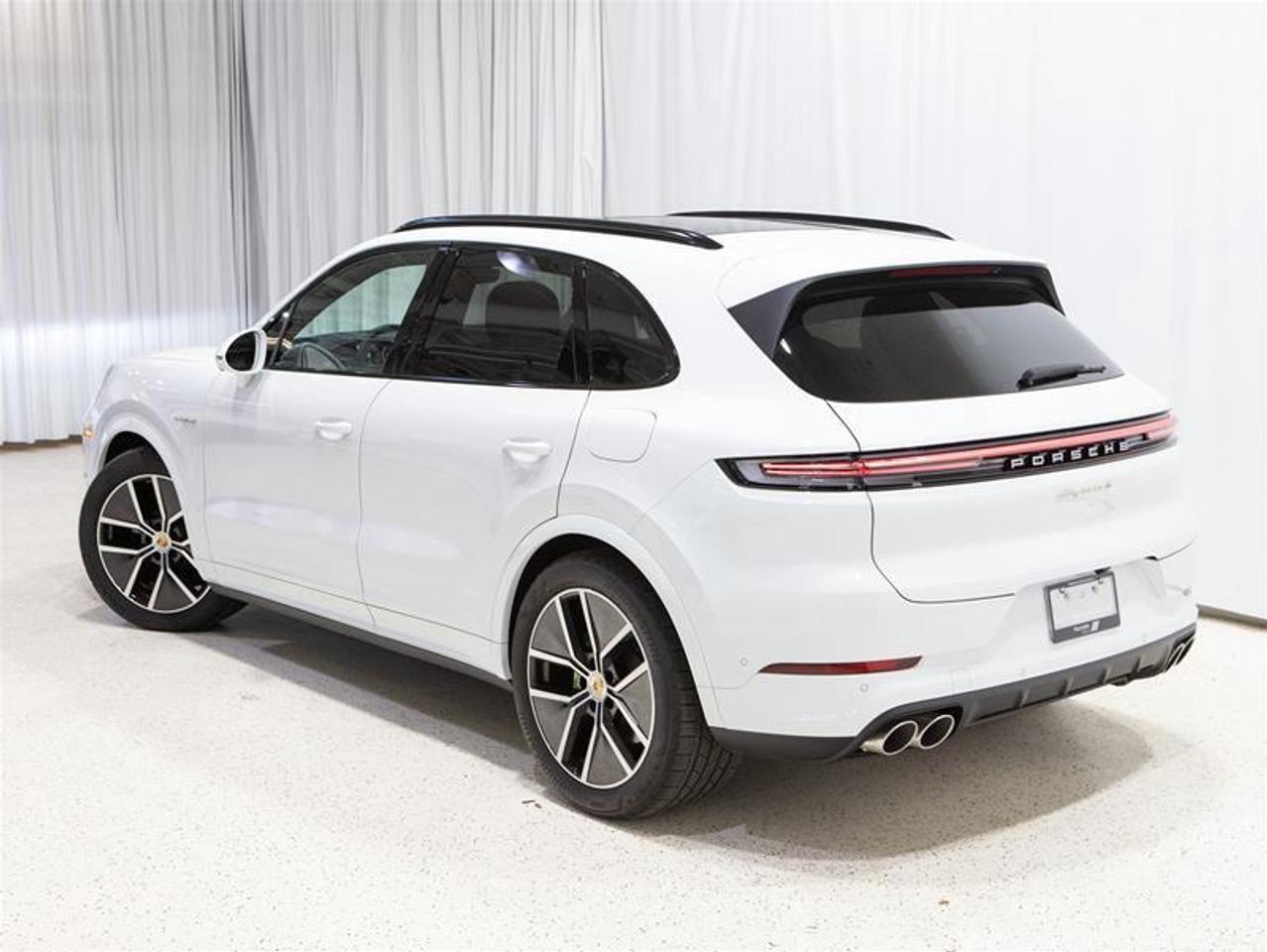 2024 Porsche Cayenne S e-Hybrid AWD Photo3