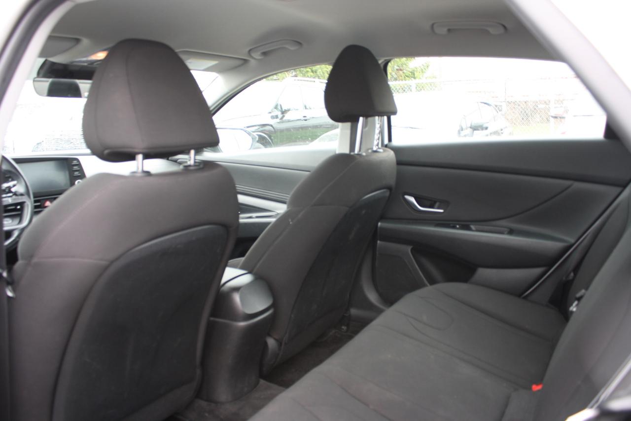 2023 Hyundai Elantra Preferred IVT Photo