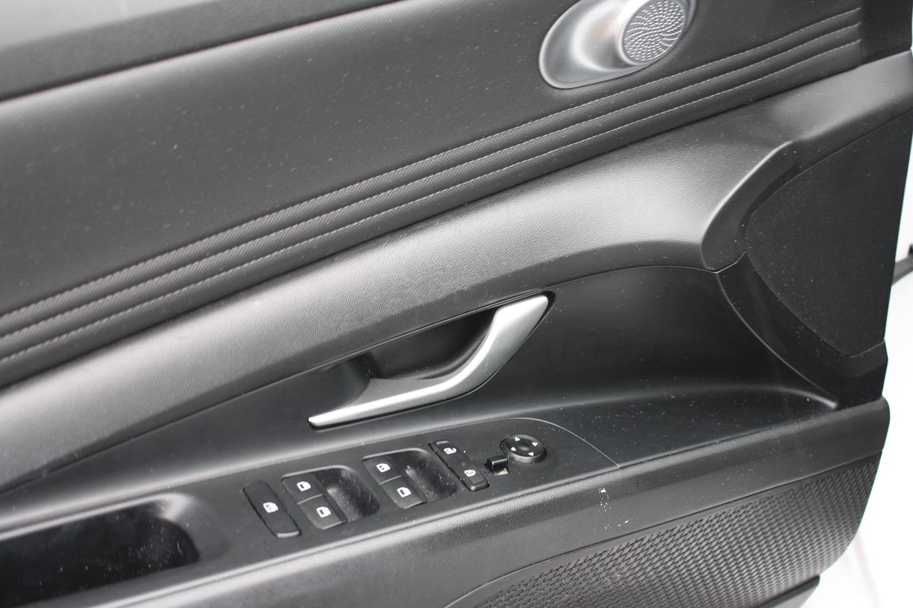 2023 Hyundai Elantra Preferred IVT Photo