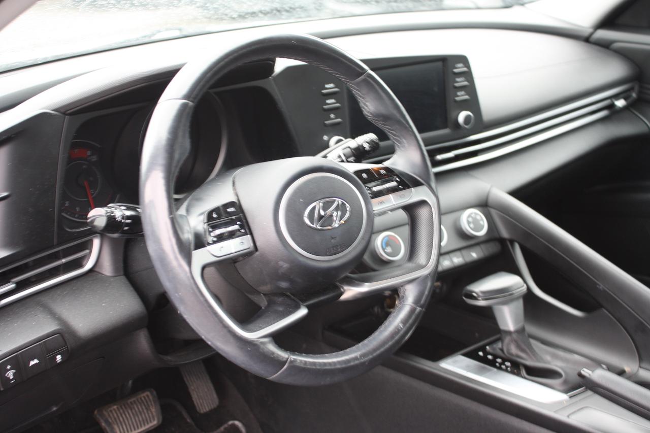 2023 Hyundai Elantra Preferred IVT Photo