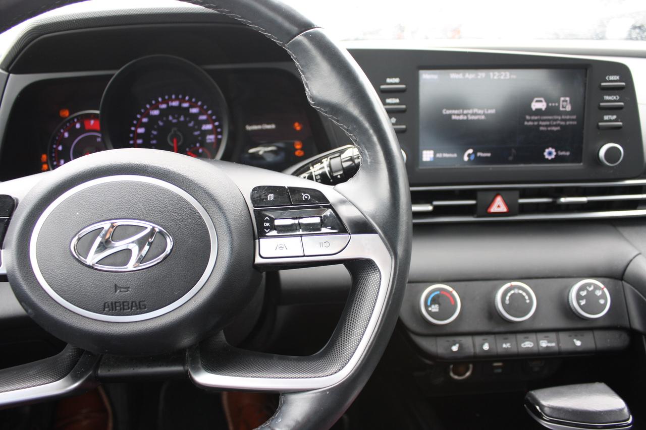 2023 Hyundai Elantra Preferred IVT Photo