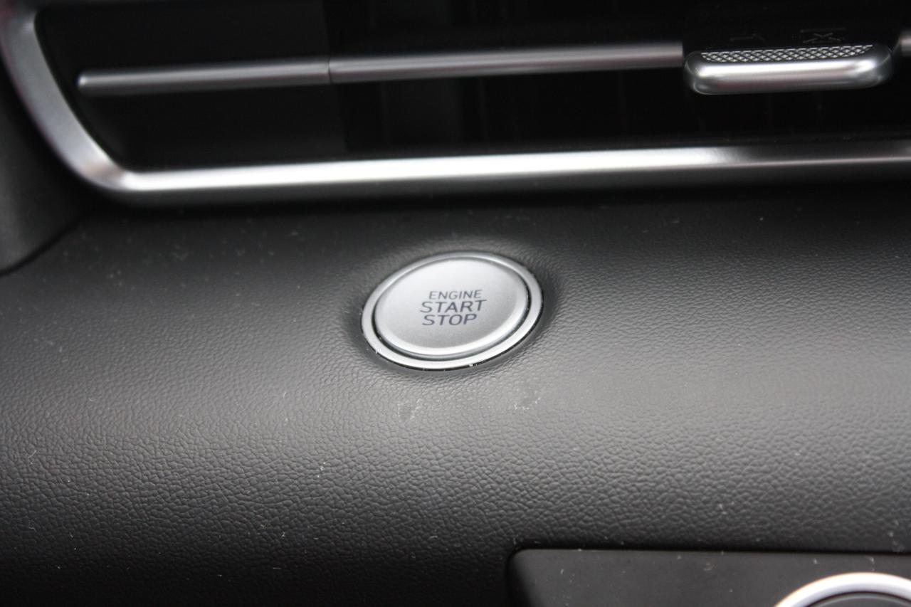 2023 Hyundai Elantra Preferred IVT Photo