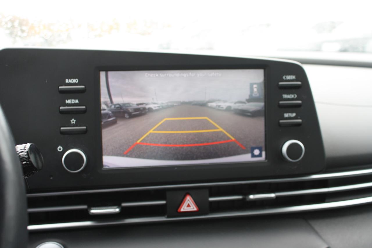 2023 Hyundai Elantra Preferred IVT Photo