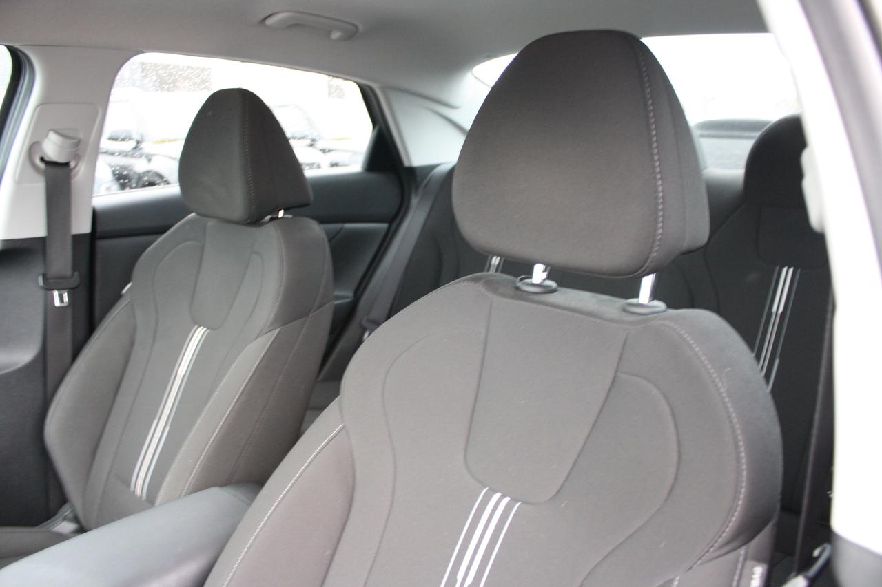 2023 Hyundai Elantra Preferred IVT Photo