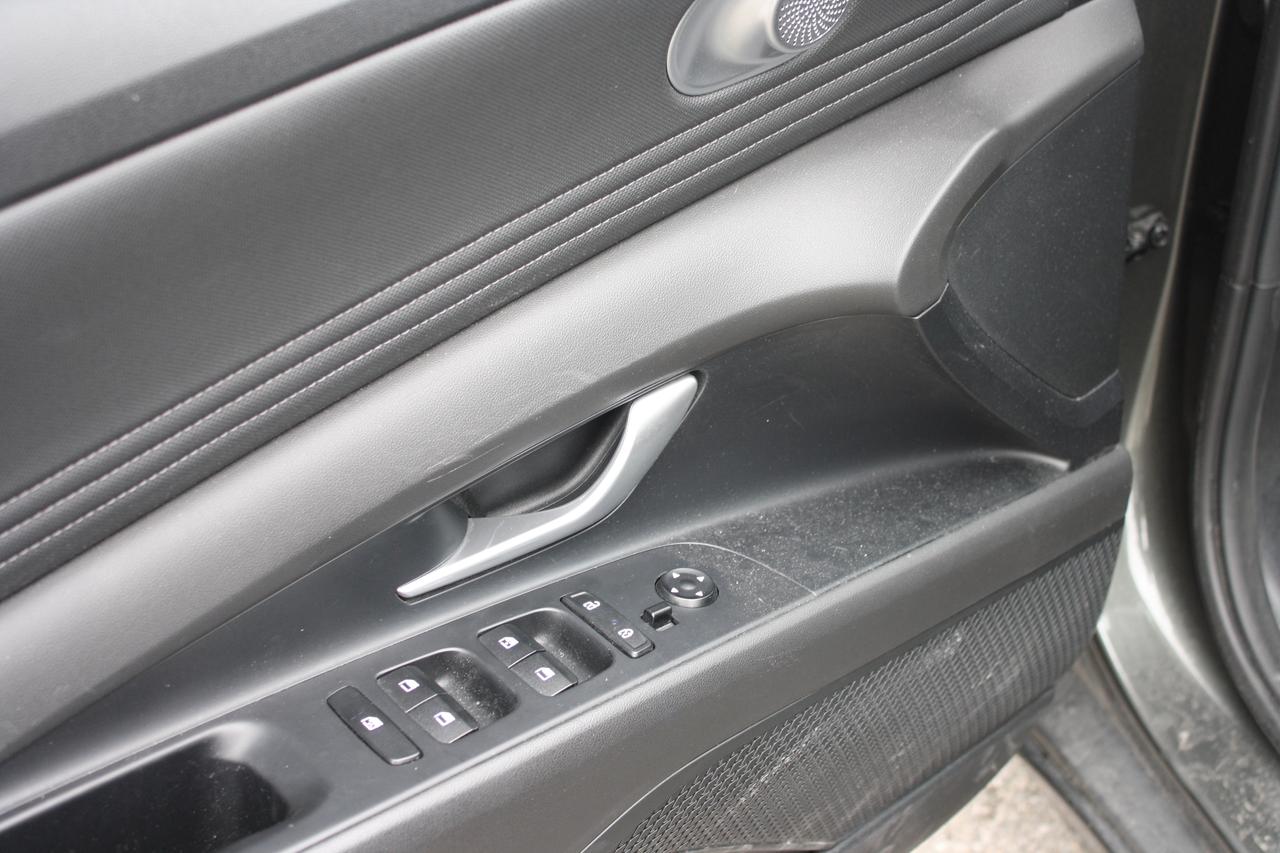 2023 Hyundai Elantra Preferred IVT Photo