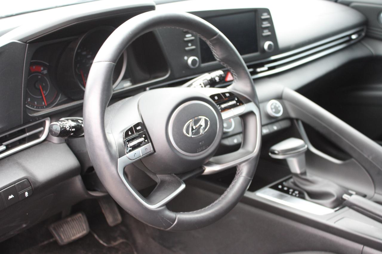2023 Hyundai Elantra Preferred IVT Photo