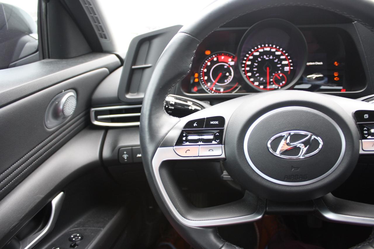 2023 Hyundai Elantra Preferred IVT Photo