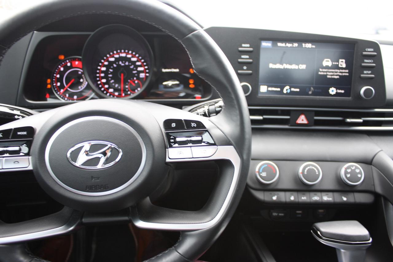 2023 Hyundai Elantra Preferred IVT Photo