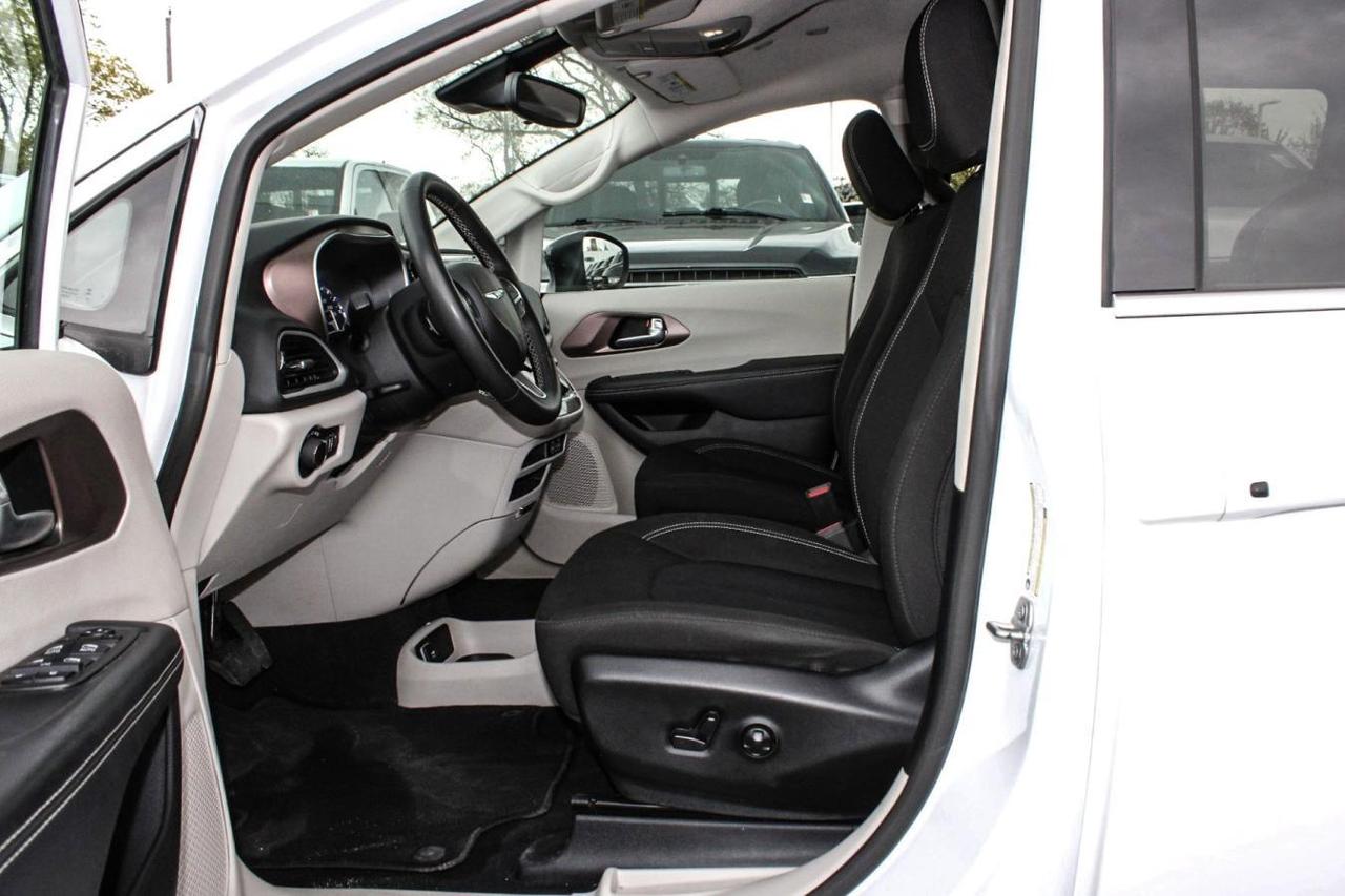 2024 Chrysler Grand Caravan SXT  SiriusXM AppleCarPlay HtdSeats BkpCam Photo