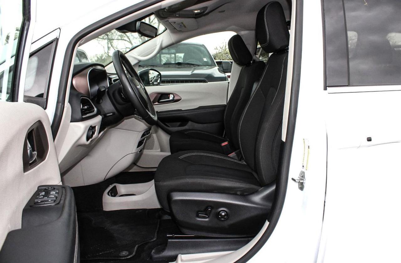 2024 Chrysler Grand Caravan SXT  SiriusXM AppleCarPlay HtdSeats BkpCam Photo