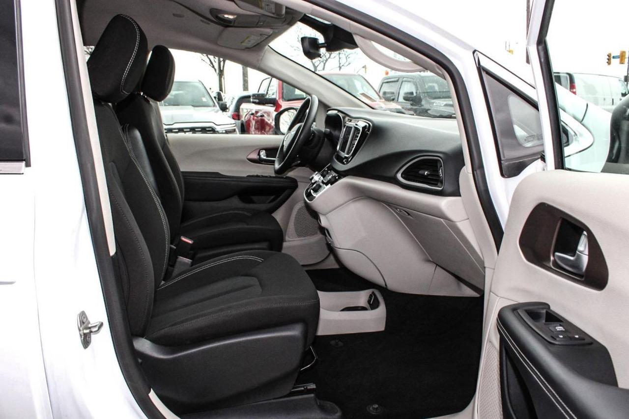 2024 Chrysler Grand Caravan SXT  SiriusXM AppleCarPlay HtdSeats BkpCam Photo