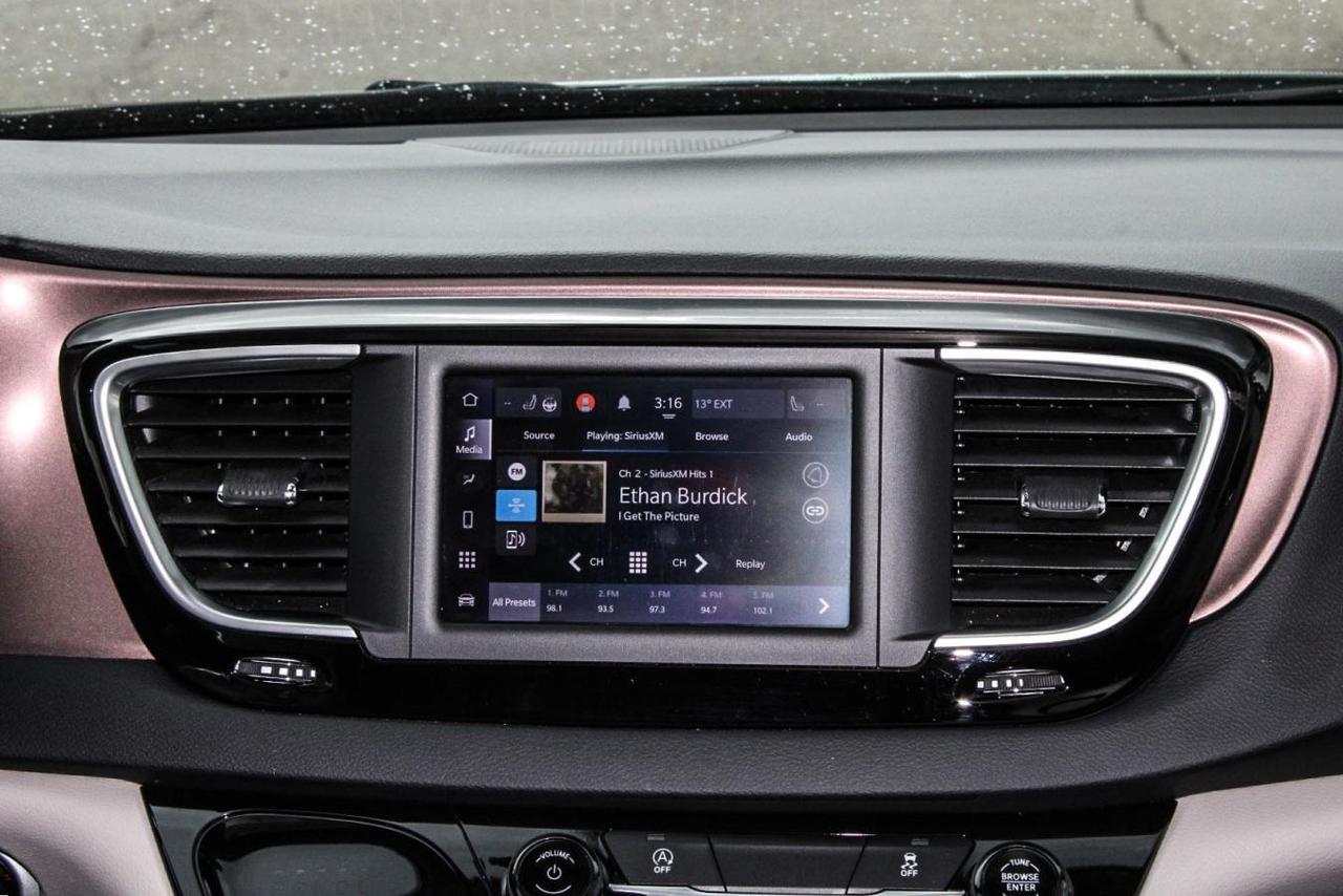 2024 Chrysler Grand Caravan SXT  SiriusXM AppleCarPlay HtdSeats BkpCam Photo