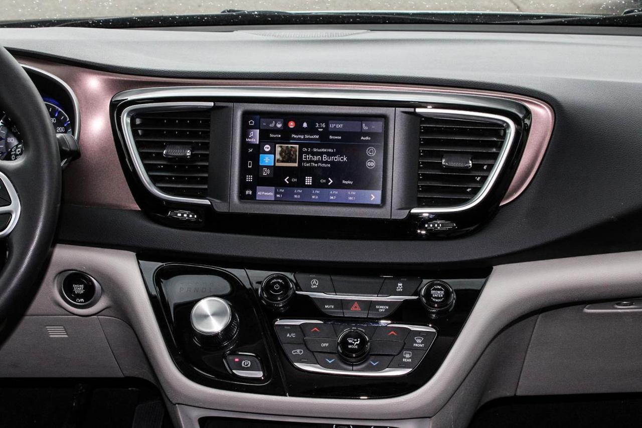 2024 Chrysler Grand Caravan SXT  SiriusXM AppleCarPlay HtdSeats BkpCam Photo