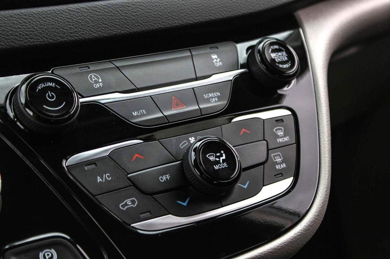 2024 Chrysler Grand Caravan SXT  SiriusXM AppleCarPlay HtdSeats BkpCam Photo