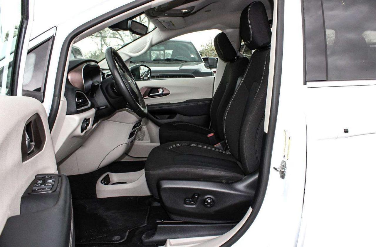 2024 Chrysler Grand Caravan SXT  SiriusXM AppleCarPlay HtdSeats BkpCam Photo