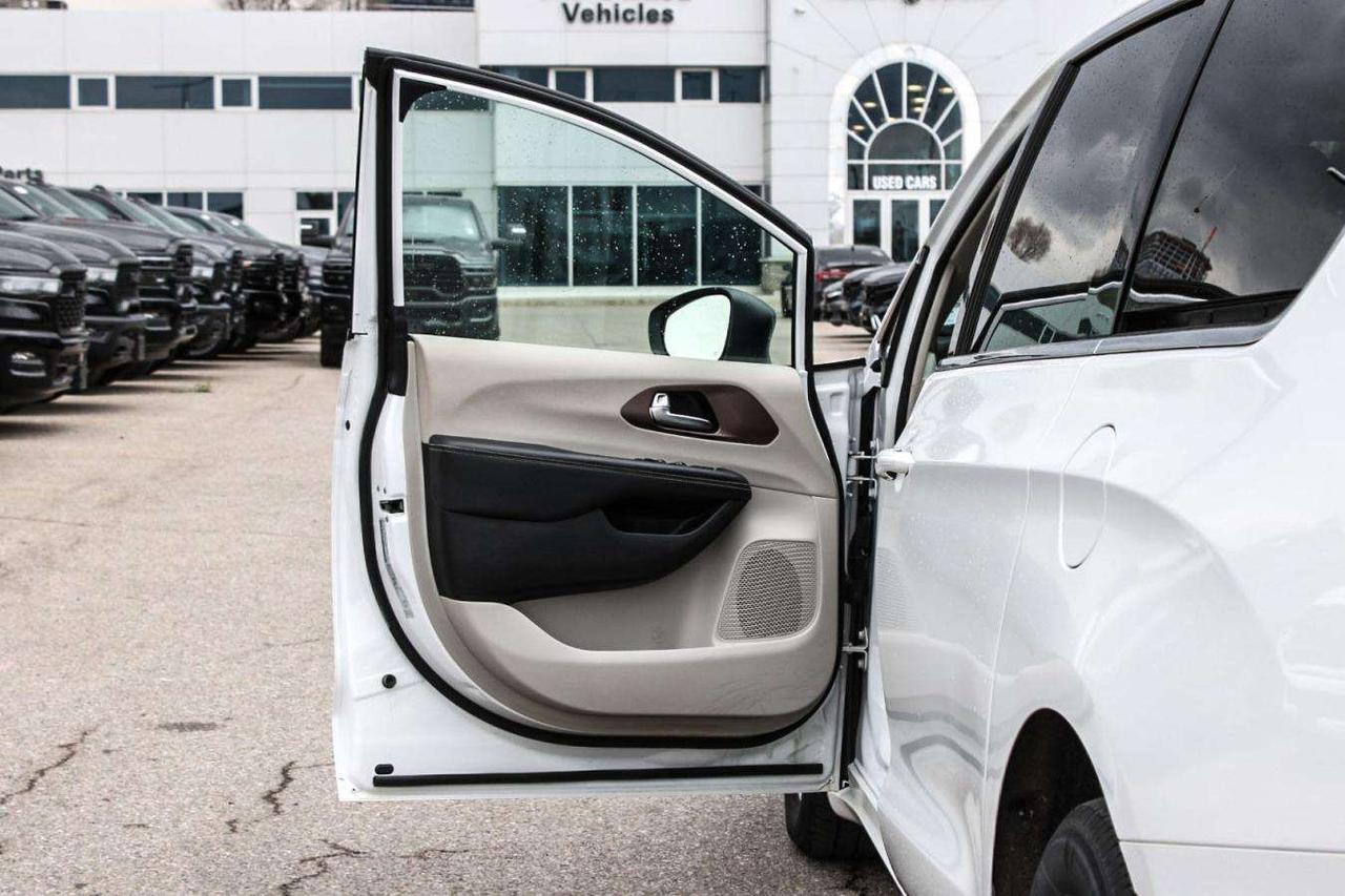 2024 Chrysler Grand Caravan SXT  SiriusXM AppleCarPlay HtdSeats BkpCam Photo