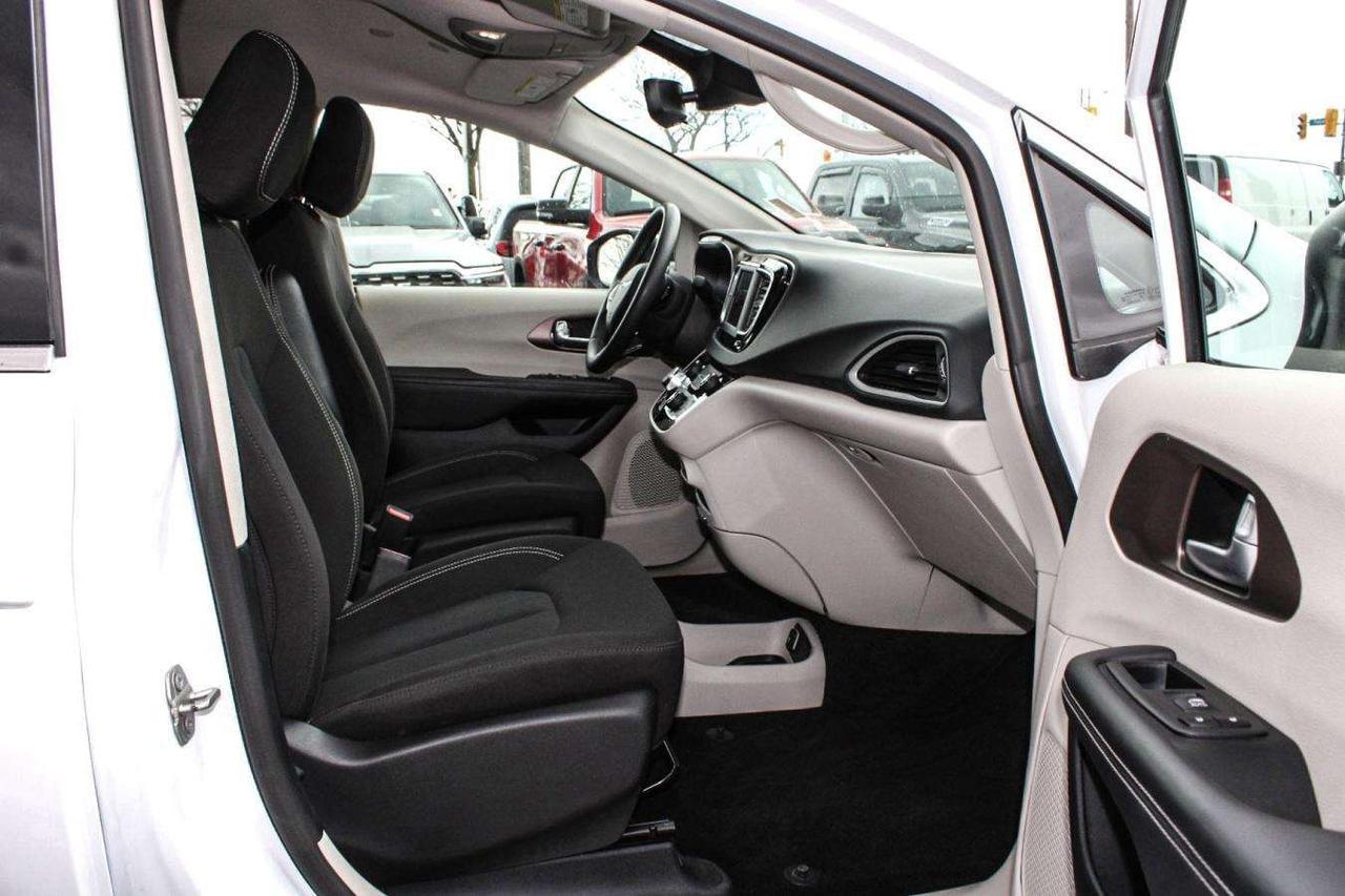 2024 Chrysler Grand Caravan SXT  SiriusXM AppleCarPlay HtdSeats BkpCam Photo