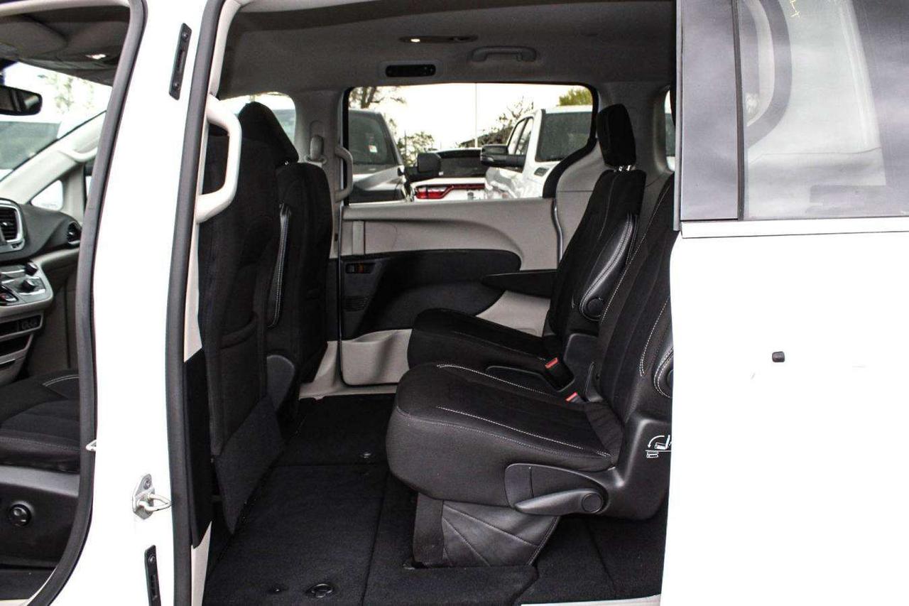 2024 Chrysler Grand Caravan SXT  SiriusXM AppleCarPlay HtdSeats BkpCam Photo