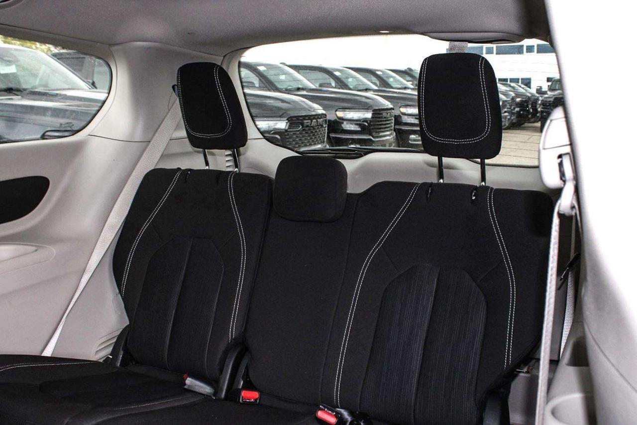 2024 Chrysler Grand Caravan SXT  SiriusXM AppleCarPlay HtdSeats BkpCam Photo