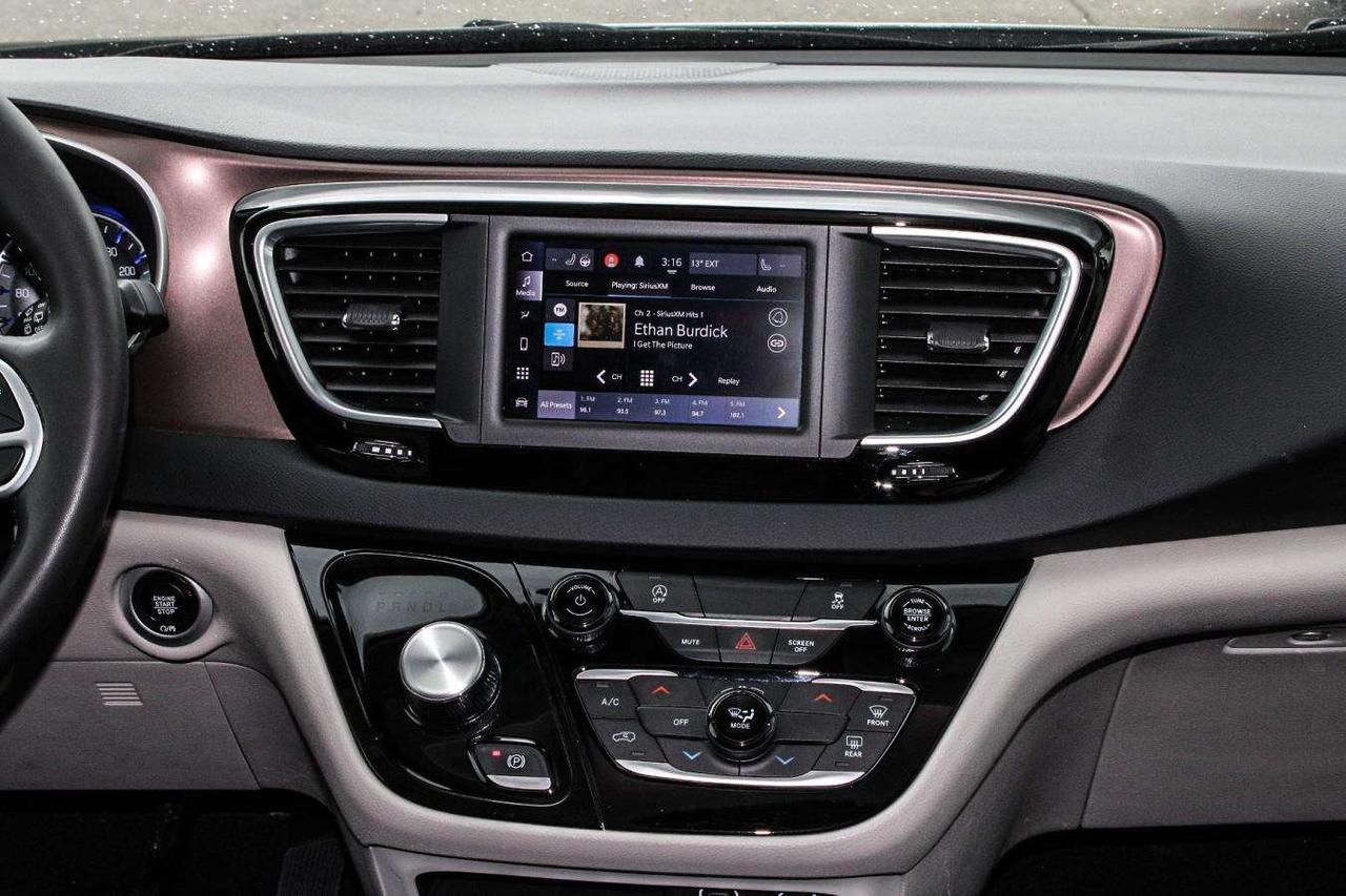 2024 Chrysler Grand Caravan SXT  SiriusXM AppleCarPlay HtdSeats BkpCam Photo