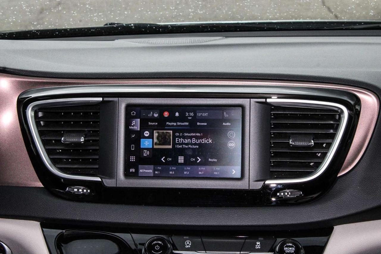 2024 Chrysler Grand Caravan SXT  SiriusXM AppleCarPlay HtdSeats BkpCam Photo