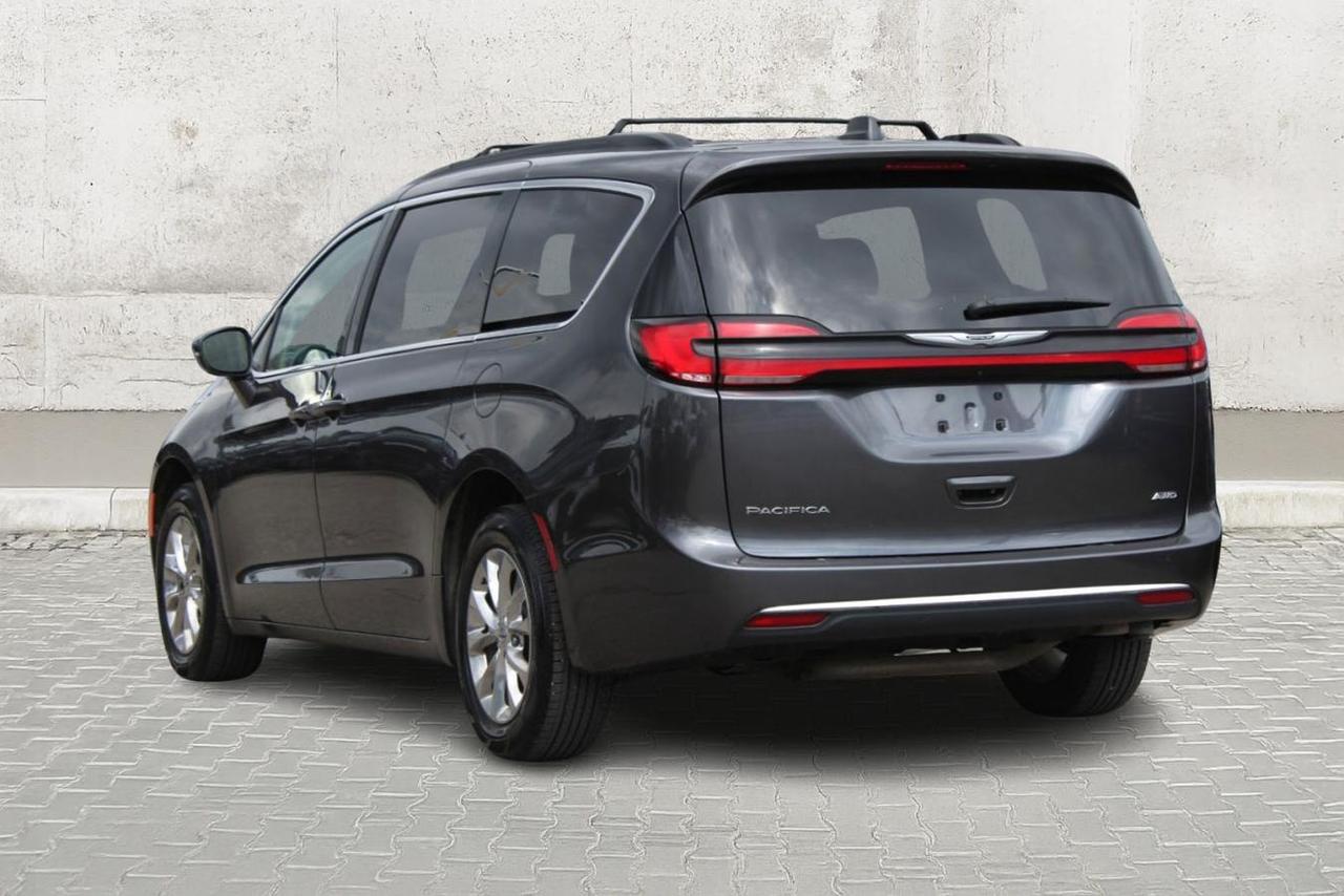 2022 Chrysler Pacifica Touring L  SiriusXM HtdSeats BkpCam Photo3