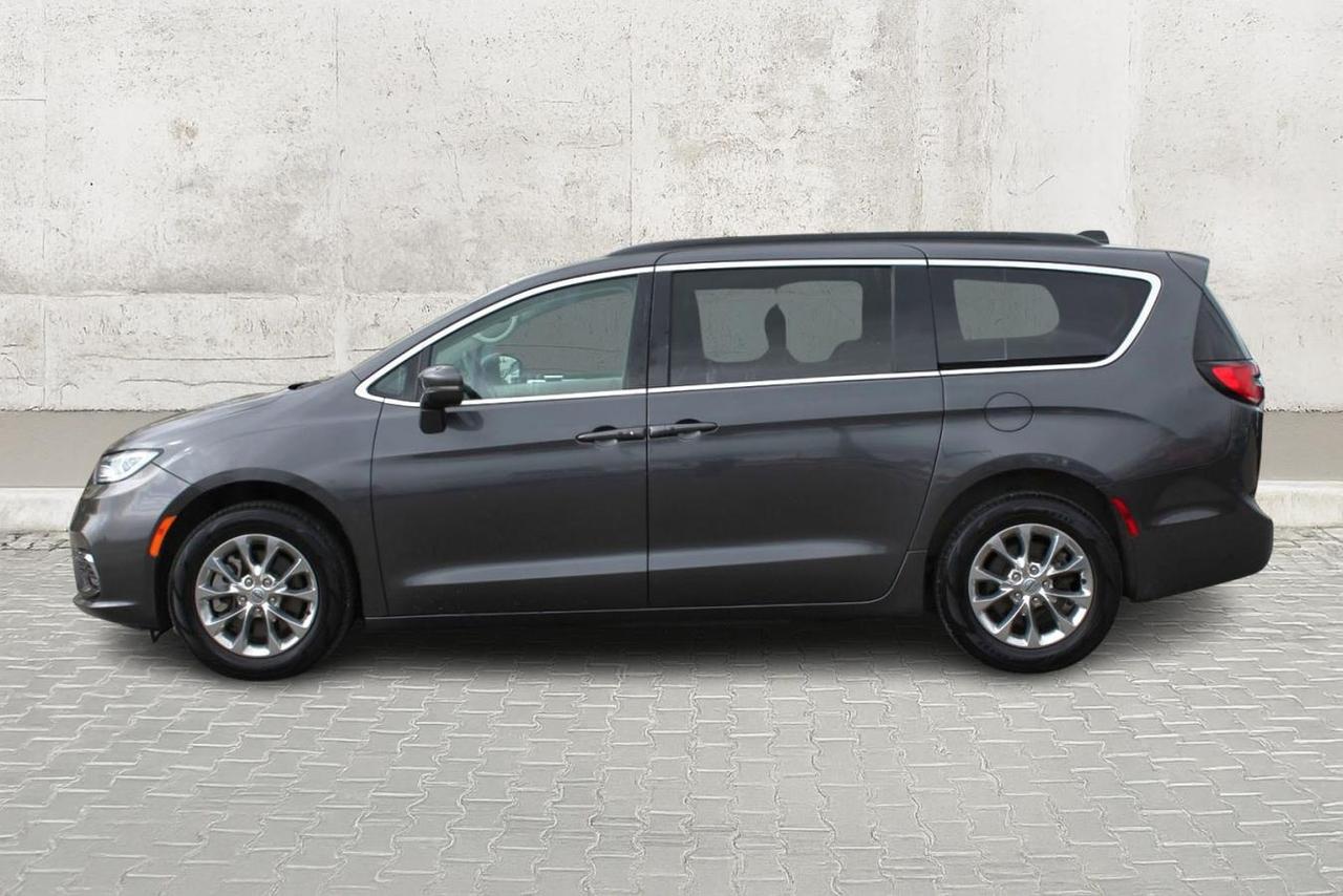 2022 Chrysler Pacifica Touring L  SiriusXM HtdSeats BkpCam Photo