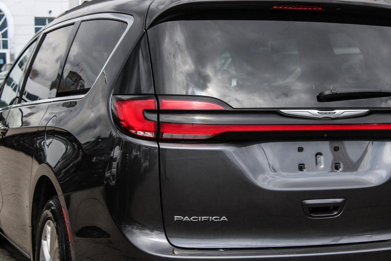 2022 Chrysler Pacifica Touring L  SiriusXM HtdSeats BkpCam Photo