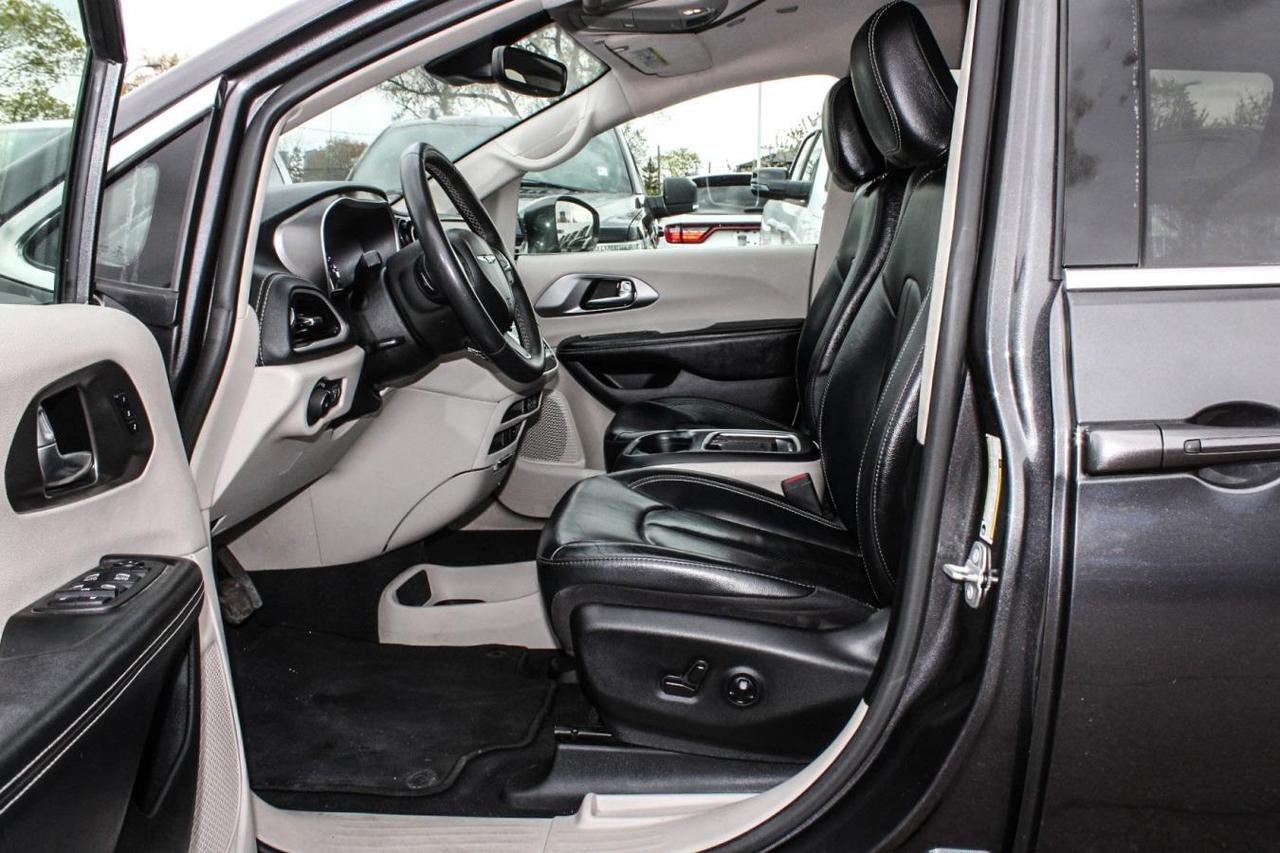 2022 Chrysler Pacifica Touring L  SiriusXM HtdSeats BkpCam Photo