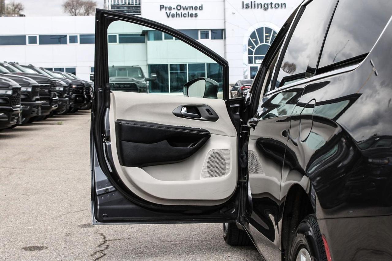 2022 Chrysler Pacifica Touring L  SiriusXM HtdSeats BkpCam Photo