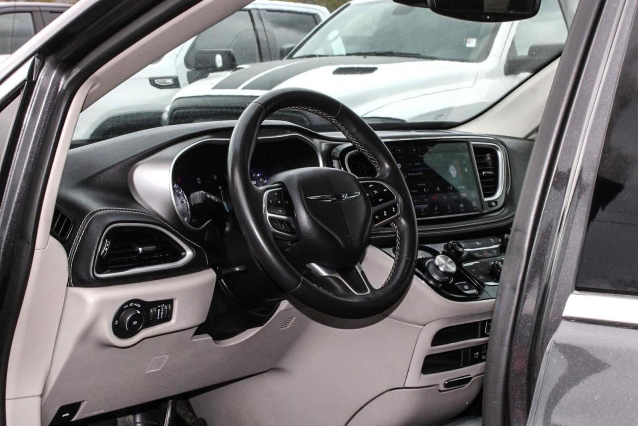 2022 Chrysler Pacifica Touring L  SiriusXM HtdSeats BkpCam Photo