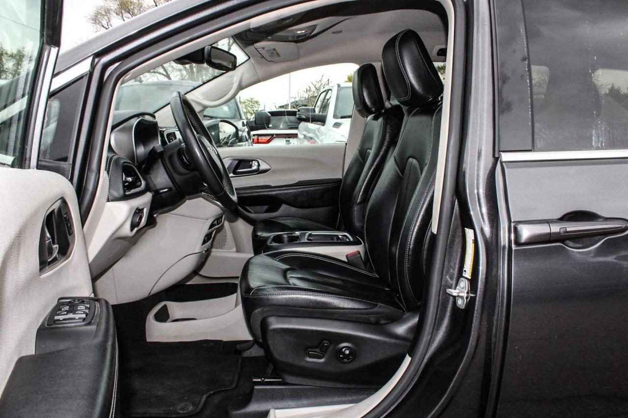 2022 Chrysler Pacifica Touring L  SiriusXM HtdSeats BkpCam Photo