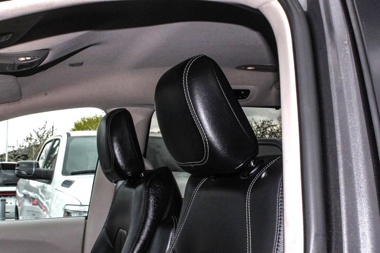 2022 Chrysler Pacifica Touring L  SiriusXM HtdSeats BkpCam Photo