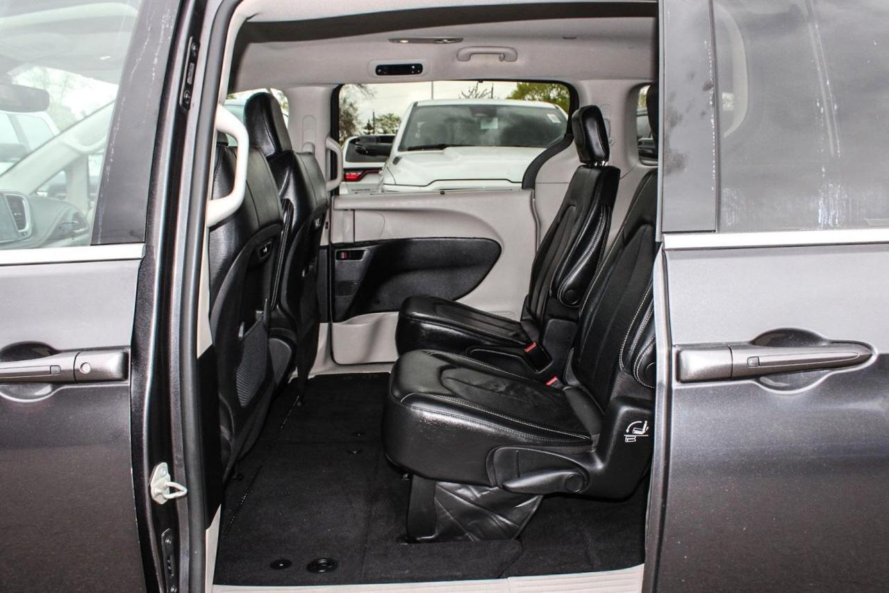 2022 Chrysler Pacifica Touring L  SiriusXM HtdSeats BkpCam Photo