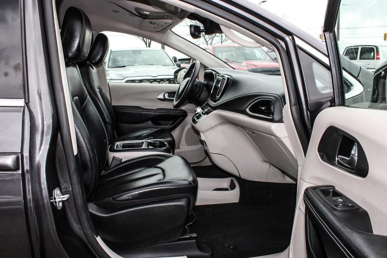2022 Chrysler Pacifica Touring L  SiriusXM HtdSeats BkpCam Photo