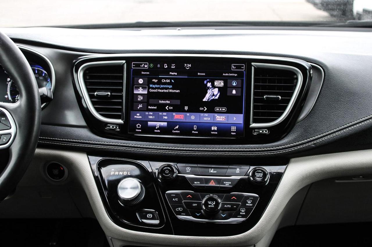 2022 Chrysler Pacifica Touring L  SiriusXM HtdSeats BkpCam Photo