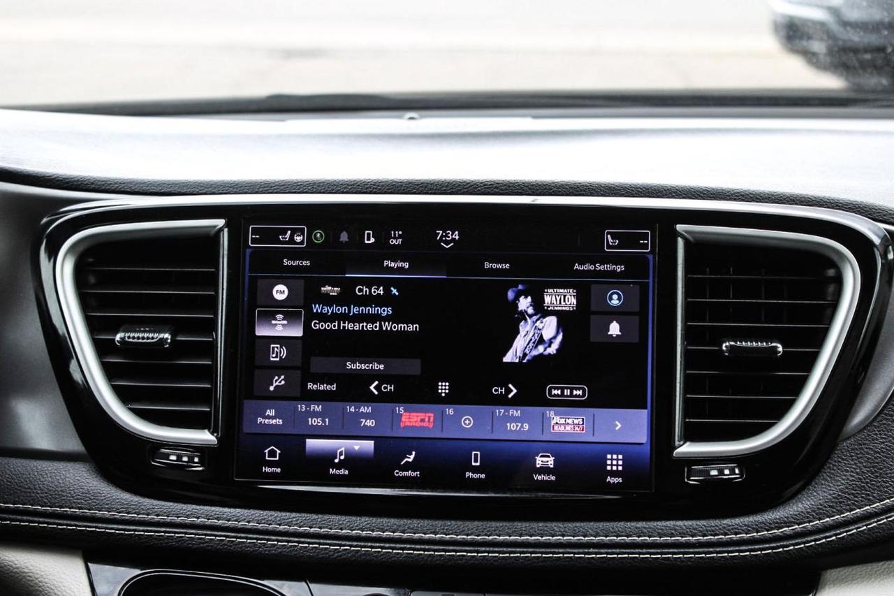 2022 Chrysler Pacifica Touring L  SiriusXM HtdSeats BkpCam Photo