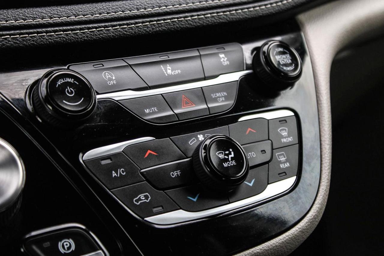 2022 Chrysler Pacifica Touring L  SiriusXM HtdSeats BkpCam Photo