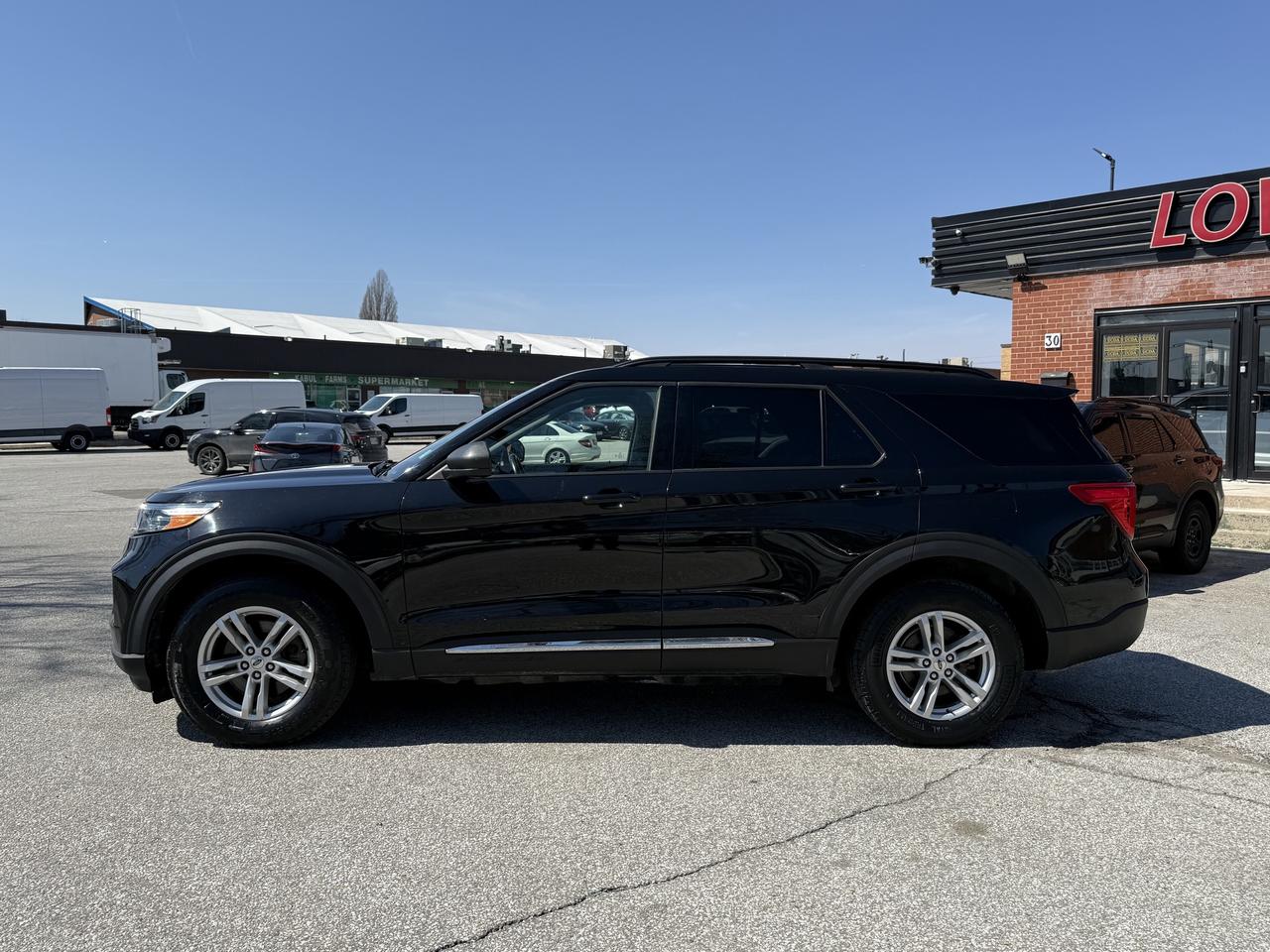 2020 Ford Explorer No Accidents l XLT l 7 Passanger l AWD l Pano Roof Photo