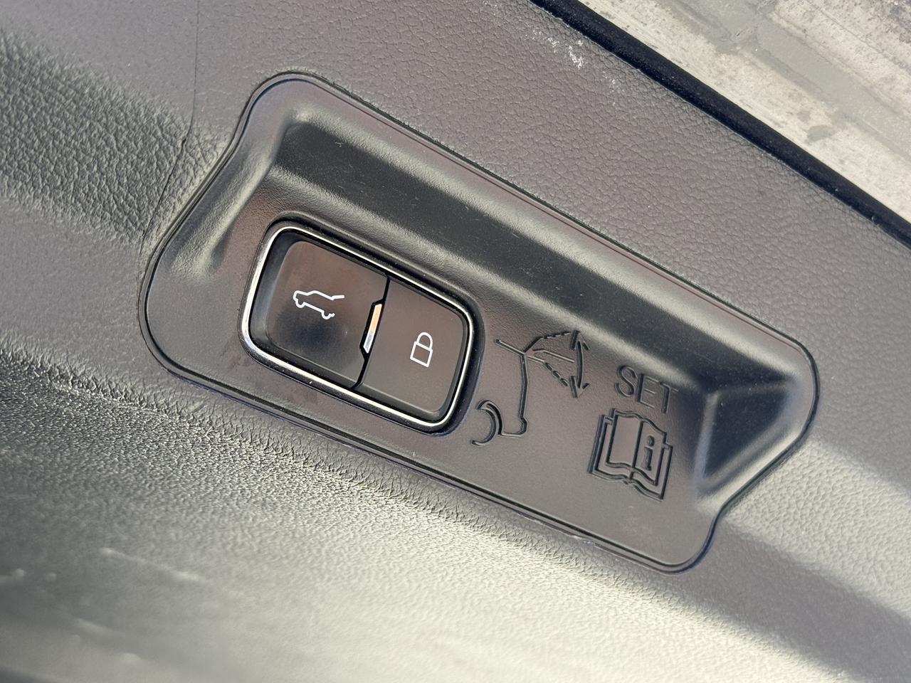 2020 Ford Explorer No Accidents l XLT l 7 Passanger l AWD l Pano Roof Photo