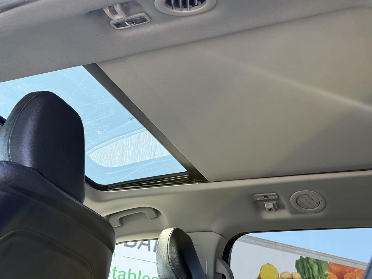 2020 Ford Explorer No Accidents l XLT l 7 Passanger l AWD l Pano Roof Photo