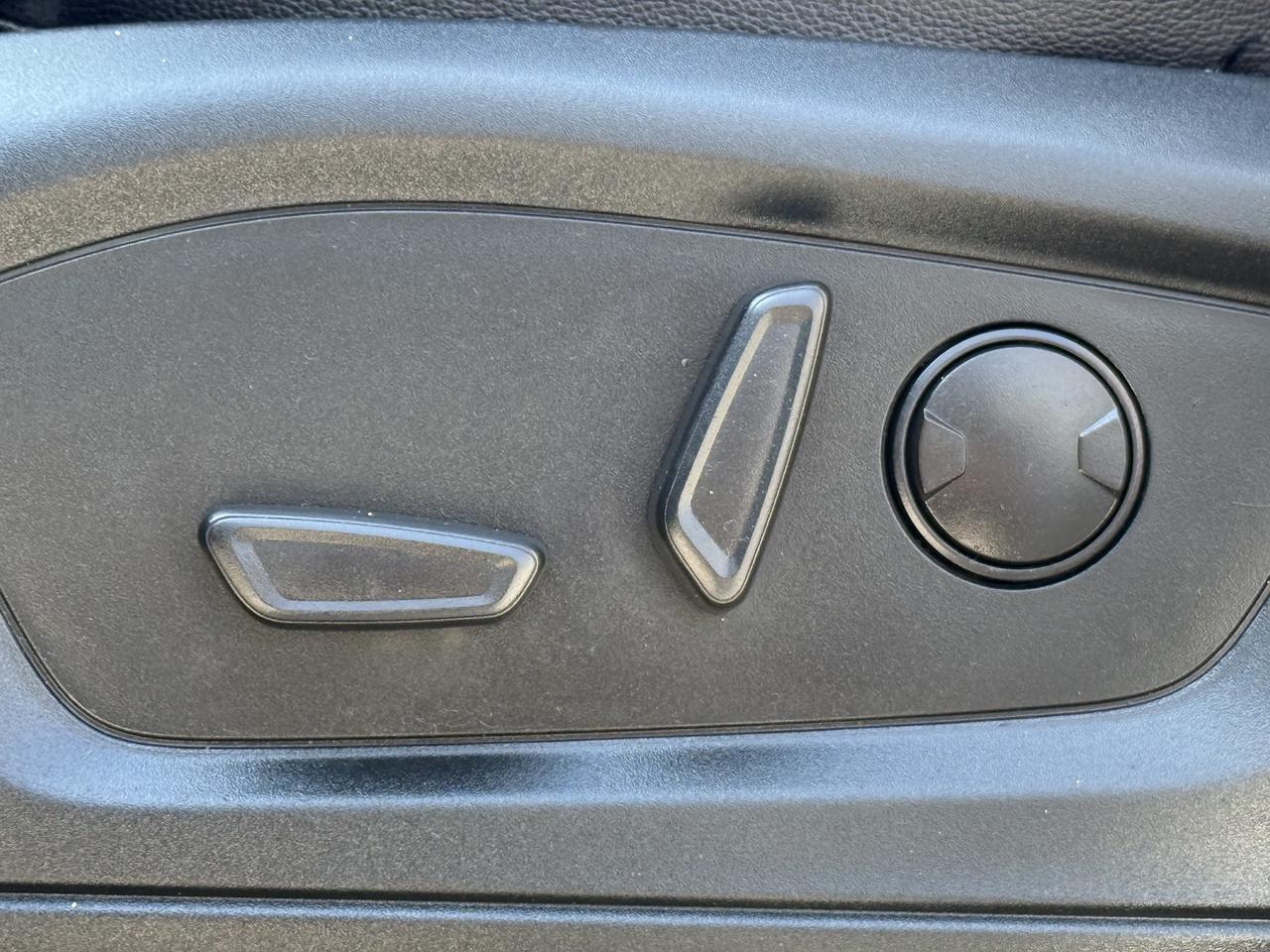 2020 Ford Explorer No Accidents l XLT l 7 Passanger l AWD l Pano Roof Photo