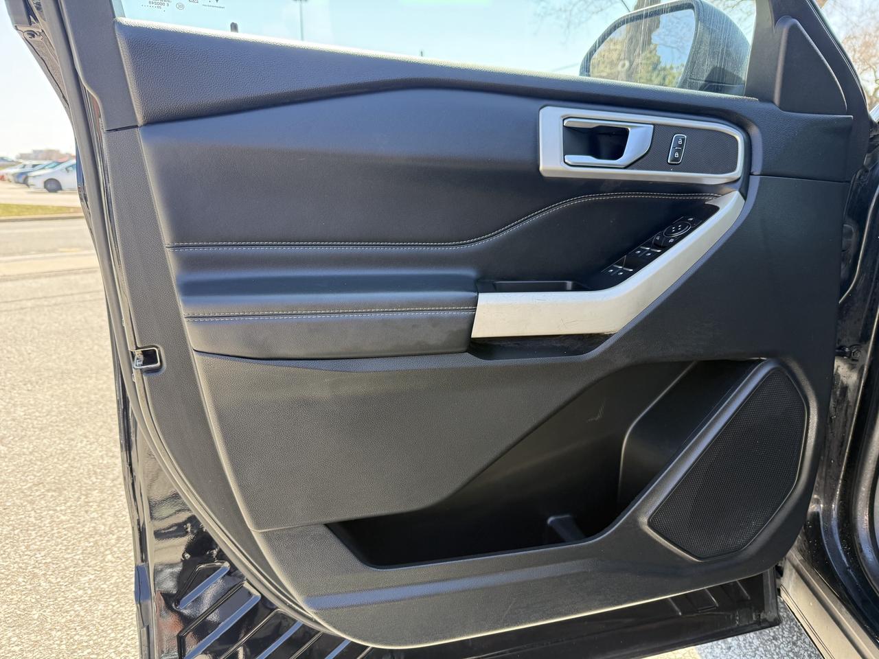 2020 Ford Explorer No Accidents l XLT l 7 Passanger l AWD l Pano Roof Photo