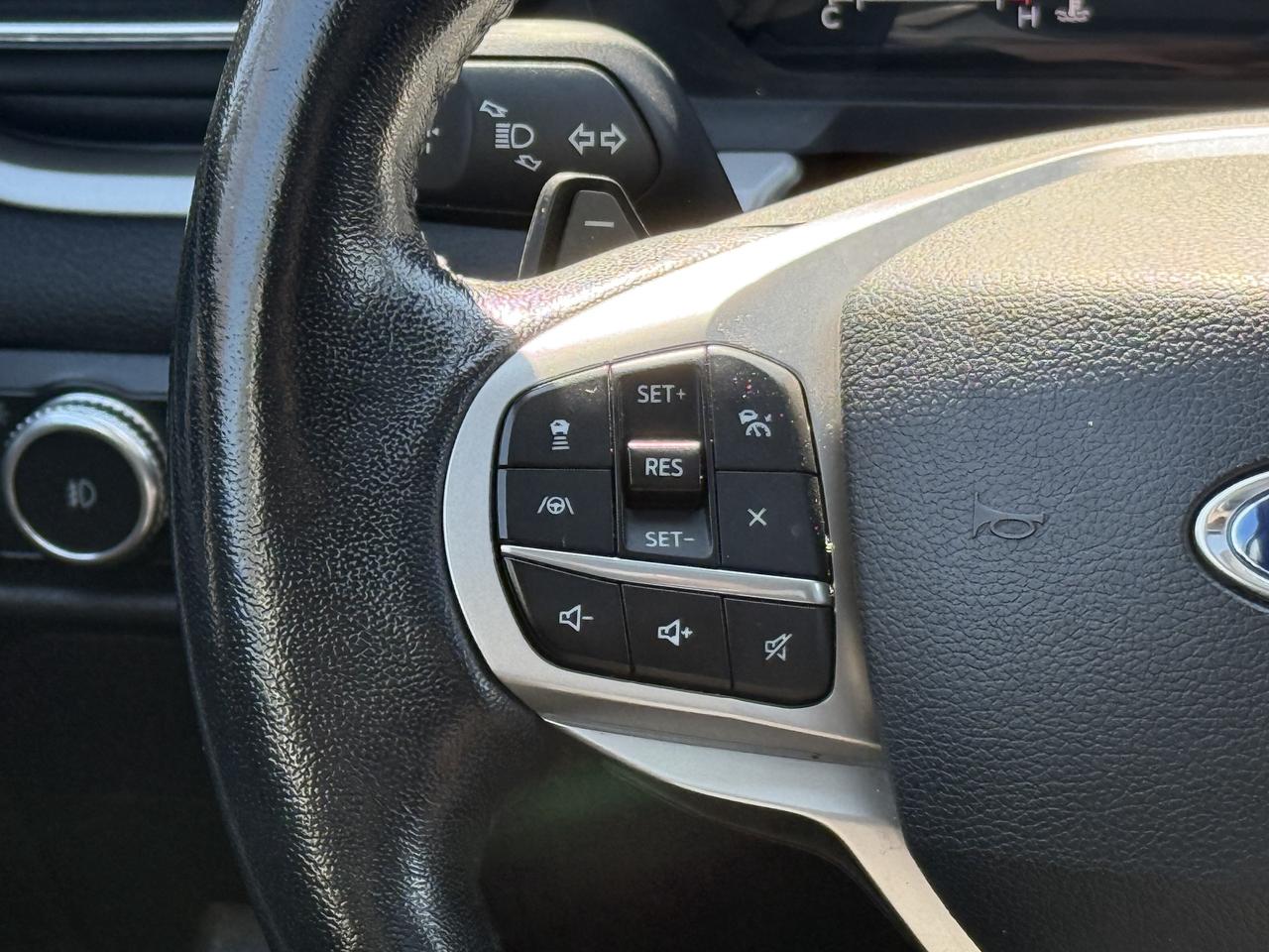 2020 Ford Explorer No Accidents l XLT l 7 Passanger l AWD l Pano Roof Photo