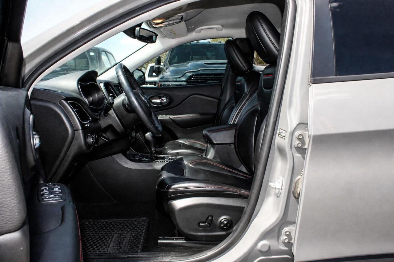 2019 Jeep Cherokee Trailhawk  Gps SiriusXM BkpCam HtdSeats DriveModes Photo