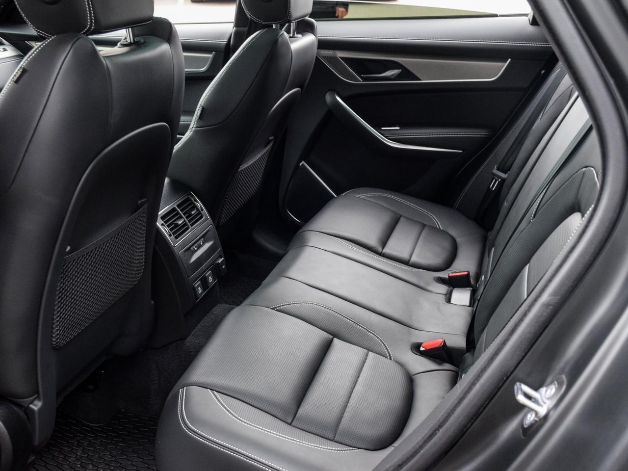 2025 Jaguar F-PACE P250 R-Dynamic S Photo