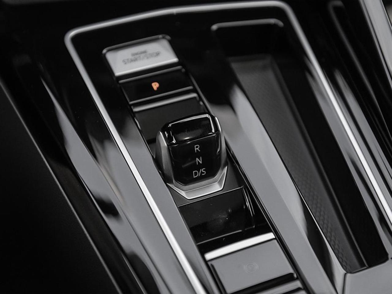 2026 Volkswagen Golf R BLACK EDITION Photo